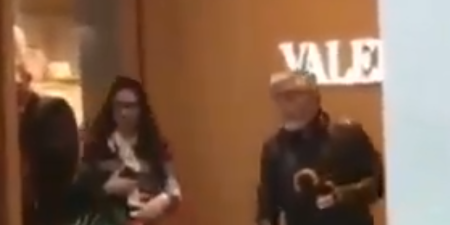 اخوانی نکتایی پوش با پول بی زبان مردم در فروشگاه های لندن