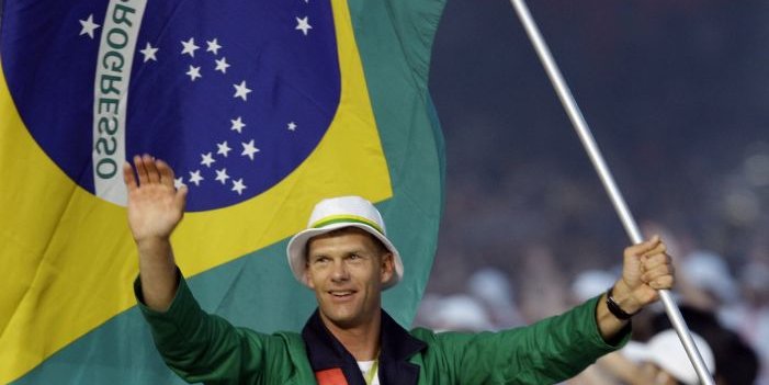 Robert Scheidt, da vela, carrega a bandeira brasileira no Estádio Olímpico