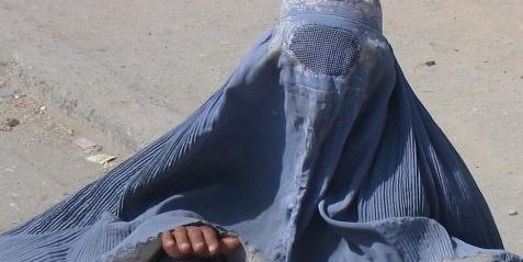 مصارف بی جا و مردمان گرسنه و سرگردان در پی لقمه نان