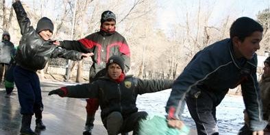 يخمالک زنی در يک پارک شهر کابل