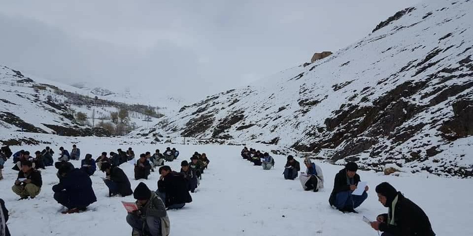 سرمای گزنده ی کوهستان های هزارستان و تبعیض حکومت اوغو از عشق آنان به آموزش نمی کاهد