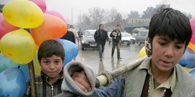 منير او بصير دوه ورونه په کابل کښی پوکانی خرڅوی