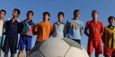 فوتبال مقابل کاخ ویران پادشاه